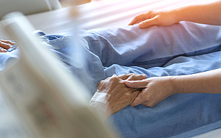 Brakuje miejsc w hospicjach i na oddziałach paliatywnych. „Coraz więcej młodych choruje na nowotwory”